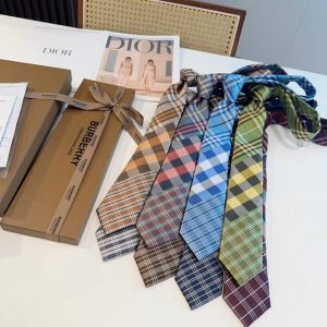 Special counter synchronous tie is out. Burberry tie is a rare choice to show e