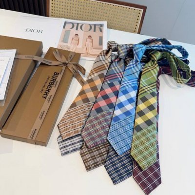 Special counter synchronous tie is out. Burberry tie is a rare choice to show e