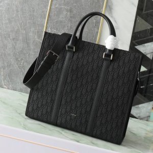 This East-West bag embodies timeless elegance. Crafted from black Oblique print