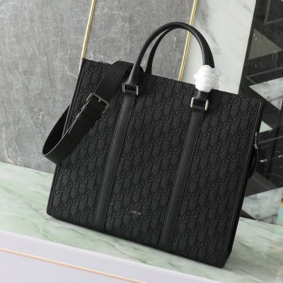 This East-West bag embodies timeless elegance. Crafted from black Oblique print