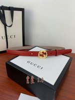 GUCCI This thin belt is made of shaved small layer cowhide leather and is equipp