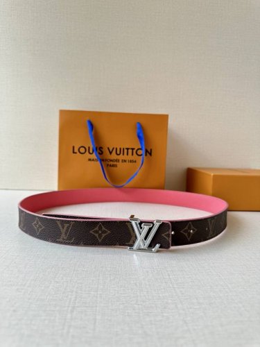 This 3.0 wide belt features two sides, one in Monogram canvas and the other in l
