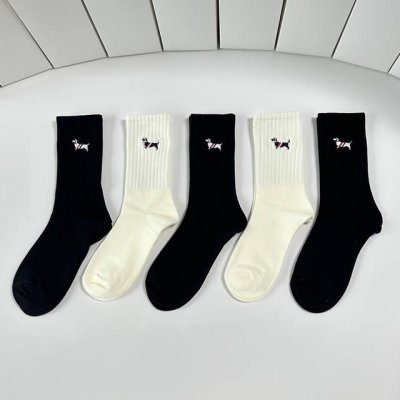 Special packaging, brand new embroidered puppy mid-length slouch socks! Five pai