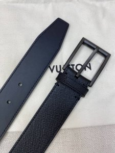 Lv classic series belt adopts Lv Logo metal ring design, suitable for casual and