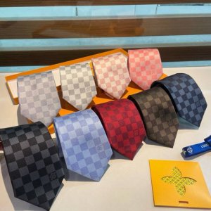 LV jacquard ties, synchronized with boutiques, are now available! Louis Vuitton