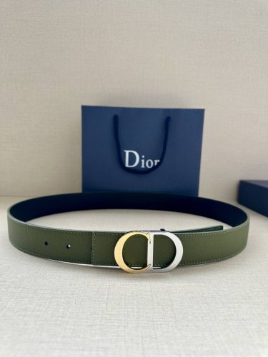 Width 3.5cm This belt buckle is a new Dior piece, continuing its classic design