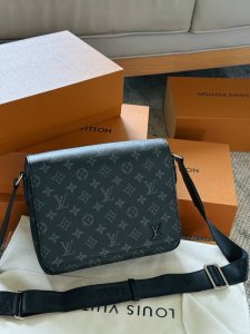 With boxSize: 25*20cm L's new black flower men's bag! Top quality messenger bagN