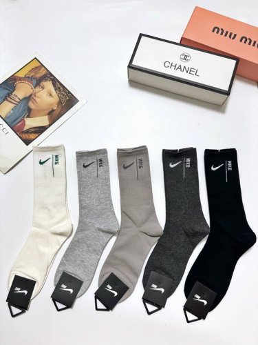Packaged 5 pairs per box Nike classic logo knee-high socks, super popular on In