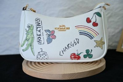 Coa*H June new arrival, Cak17 underarm bag. This season's graffiti is simply stu