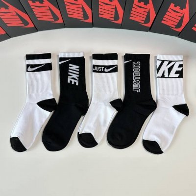 Special Packaging Nike New Mid-Length Slouch Socks! Five pairs per box, same sty