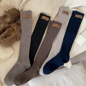 Comes with packaging, one box contains one pair of Miu Miu super popular cashme