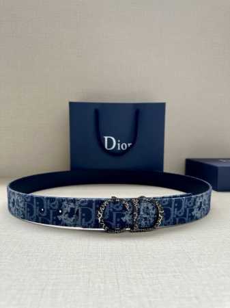Width 3.5cm This reversible belt, 35mm in blue denim and smooth cowhide, featur - Click Image to Close