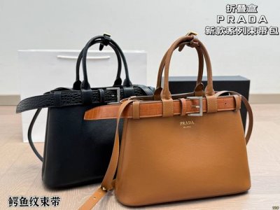 Folding BoxPrada's new belt bagCrocodile-print beltAre you impressed by this bel