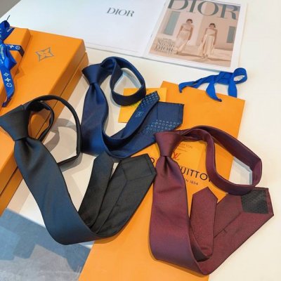 Lv Gradient letter tie, Louis Vuitton classic tie, must-have for men, super fash