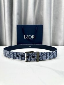 Width 3.5cm This classic Dior blue and white belt features a blue and white fab