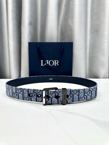 Width 3.5cm This classic Dior blue and white belt features a blue and white fab