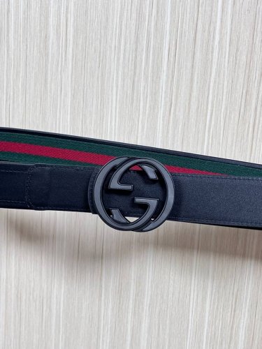 This reversible belt features red and green webbing and black cowhide leather,