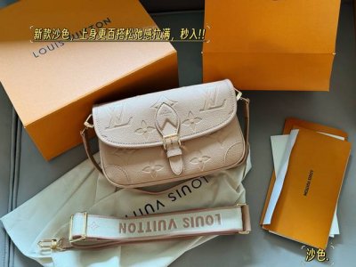 With boxSize: 25*17Cm L's Diane baguette handbagNew sand color, more versatile a