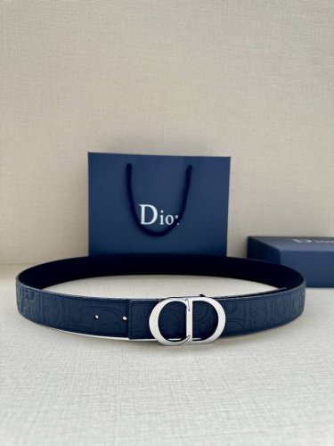 width 3.5cm. This 35mm reversible belt combines elegance with modern style. One
