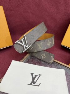 Monogram Surplus coated canvas strap, Lv Initials Monogram Surplus 40Mm. The st
