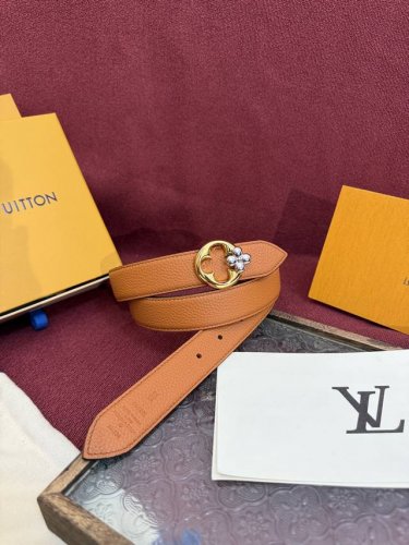 Lv Flowergram 30Mm belt boasts an exquisite design, combining versatility with a