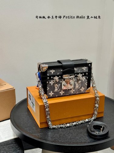 Gift box packaging replica edition Size: 19*12cm Lv washed gradient denim small