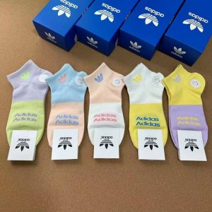 Special Adidas new women's color-blocked socks, featuring the viral Trefoil logo