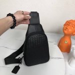 Bv men's chest bag, leaning towards simplicity, with leather as the key feature,