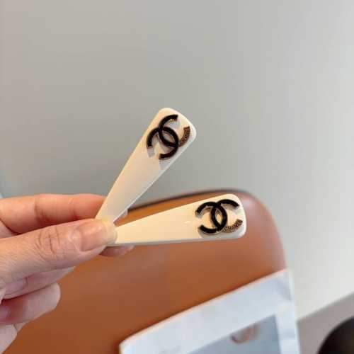 comes with a pair of packaging Chanel high-end new hairpin Bb clip, classic let