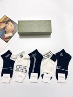 comes with packaging DDD. 5 pairs per box of Gucci's classic logo cotton socks!