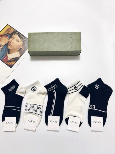 comes with packaging DDD. 5 pairs per box of Gucci's classic logo cotton socks!