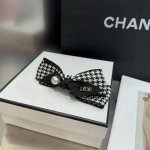Comes with packaging box. Dior's new houndstooth spring clip, simple, practical,