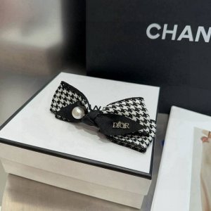 Comes with packaging box. Dior's new houndstooth spring clip, simple, practical,