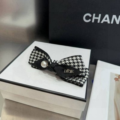 Comes with packaging box. Dior's new houndstooth spring clip, simple, practical,