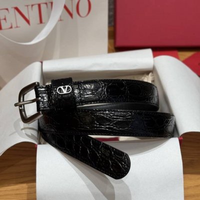Valentino's new belt buckle is made of top-grain cowhide and has a pure steel ha