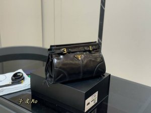 With folding boxSize: 26.16Cm Prada leather Soft Lux You can't miss this underar