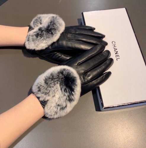Chanel 2025 Fall/Winter Heart-Shaped Loose Rabbit Fur Lambskin Gloves for Touchs
