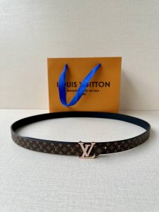 This 2.0 wide Lv Iconic belt gives traditional elements a modern twist. The sli
