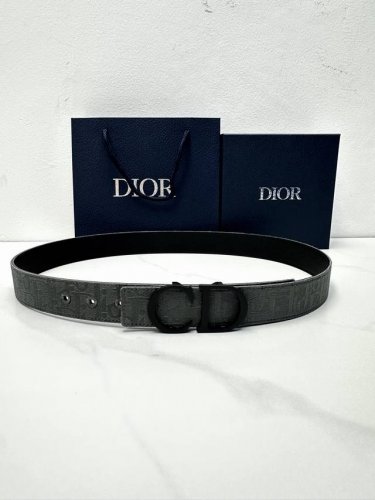 3.5cm Width. This Dior 35mm reversible belt combines elegance with modern style.