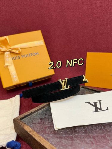 This beautiful 2.0 width LV belt pays homage to the brand's creativity. Its des This beautiful 2.0 width LV belt pays homage to the brand's creativity. Its des