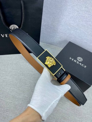 Width 3.5Cm This Versace belt features the iconic Versace Medusa head buckle, hi