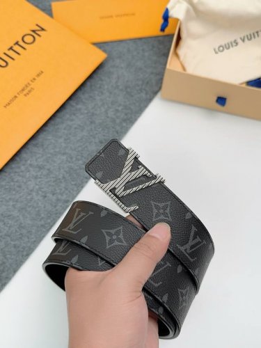 L0Uis Vuitt0N 40mm wide, with a premium steel buckle, a perfect match for busine