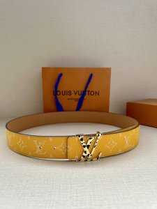 This 4.0-inch wide Lv Initiales reversible belt is available in vibrant new colo