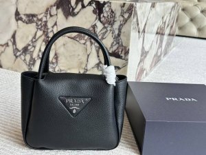 Comes with box Size: 23 20cm Prada shopping basket Counter tote bag Leather han