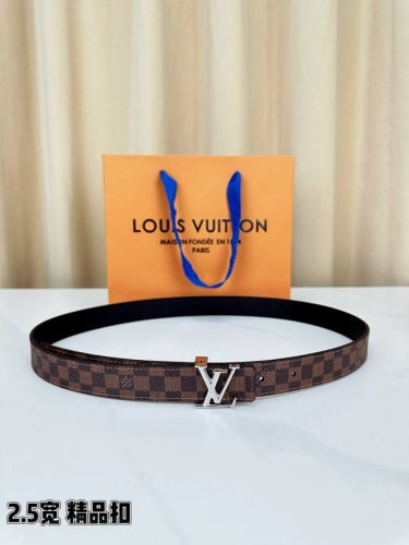 Louis Vuitton 2.5cm wide classic leather belt, featuring the iconic Monogram des