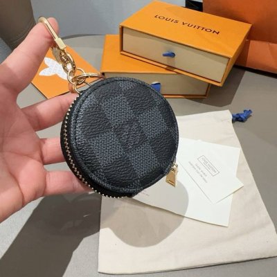 Lv classic old flower chessboard Bluetooth earphone bag with keychain, universal