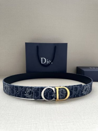 Width 3.5cm This reversible belt, 35mm in blue denim and smooth cowhide, featur