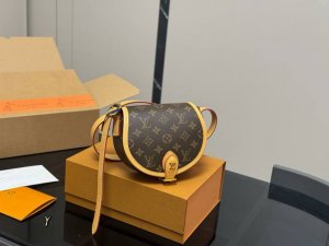 Full set package Lv saddle bag classic style yellow leather round and very pleas