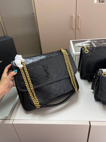 Big YSL Niki messenger bag is simply irresistible, super elegant and high-end, a