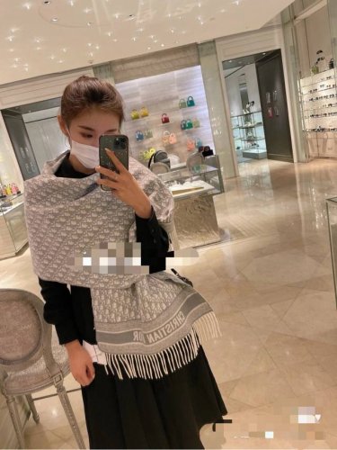 Dior scarf (chip version), celebrity style. A classic design that will never go